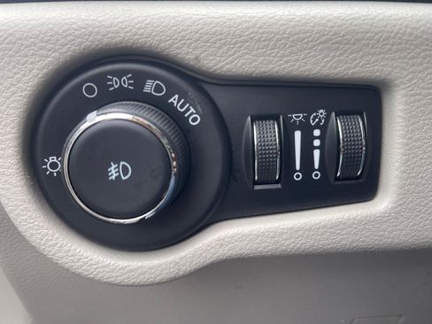 Used 2024 Chrysler Pacifica Touring-L image 19