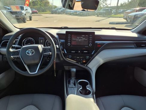 Used 2022 Toyota Camry LE image 5