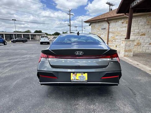 Used 2024 Hyundai Elantra SEL FWD image 3