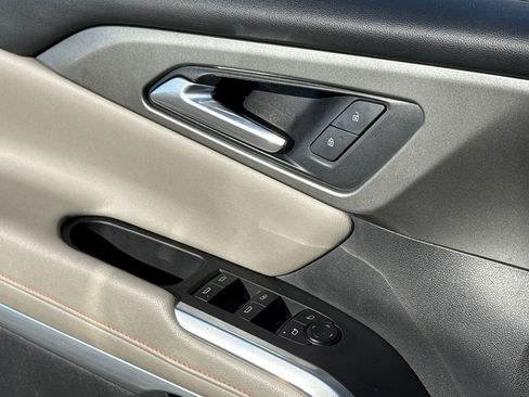 Used 2025 Chevrolet Traverse LT image 34