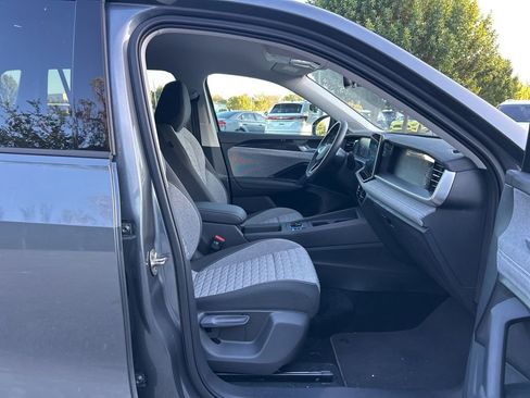 Used 2025 Volkswagen Tiguan S image 39