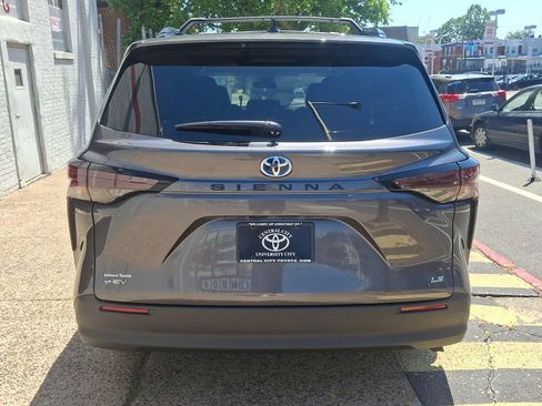 Used 2025 Toyota Sienna LE FWD image 5