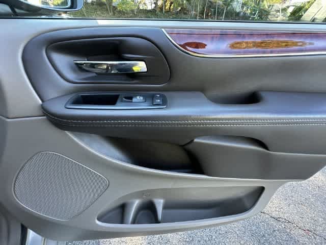 Used 2014 Chrysler Town & Country Touring-L FWD image 19