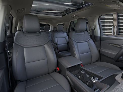 Used 2025 Ford Explorer Active w/ Active Comfort Package AWD/4WD image 9