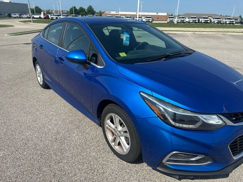 Used 2017 Chevrolet Cruze LT w/ Sun And Sound Package FWD image 4