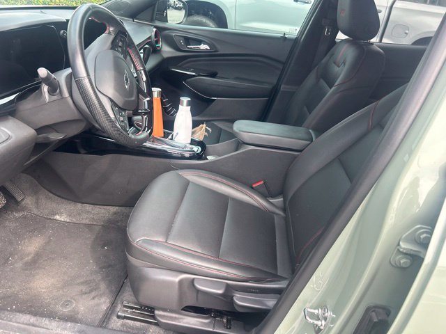 Used 2024 Chevrolet Trax RS w/ Sunroof Package FWD image 2