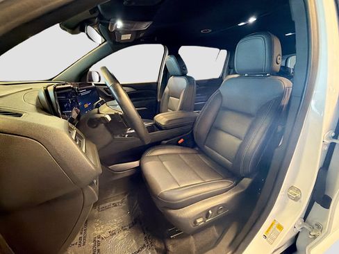 Used 2025 Chevrolet Traverse LT AWD/4WD image 13