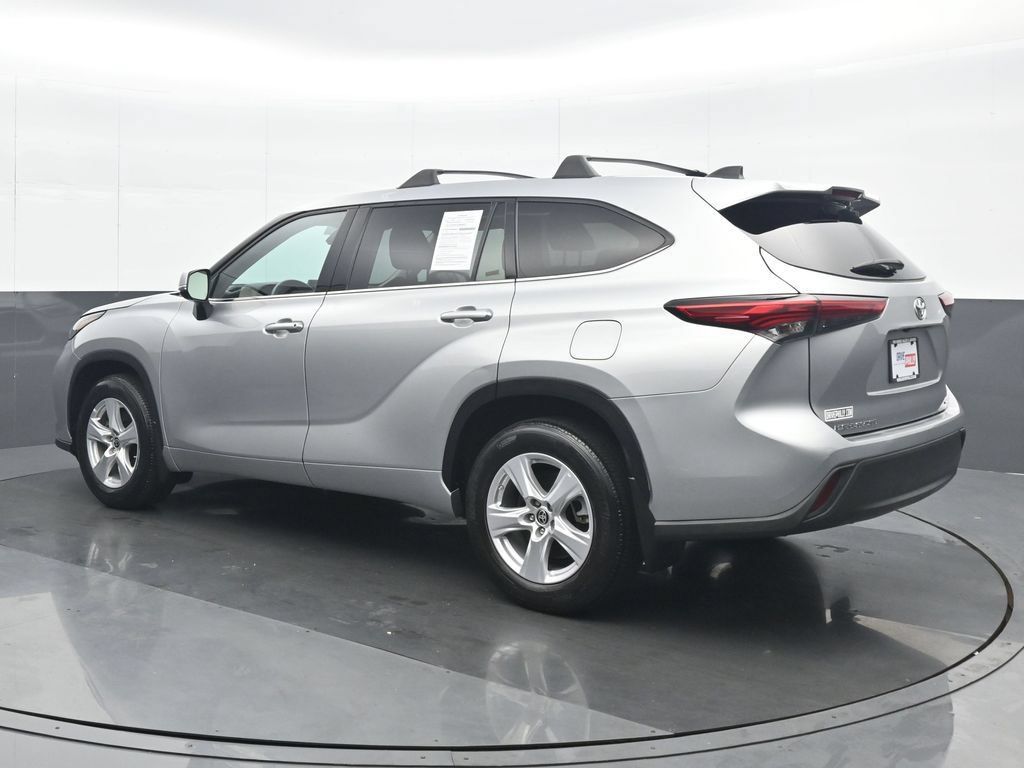 Used 2022 Toyota Highlander L AWD/4WD image 4