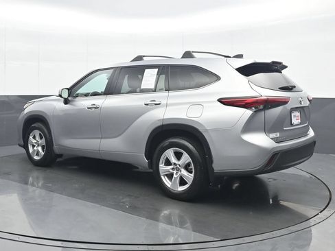 Used 2022 Toyota Highlander L AWD/4WD image 4