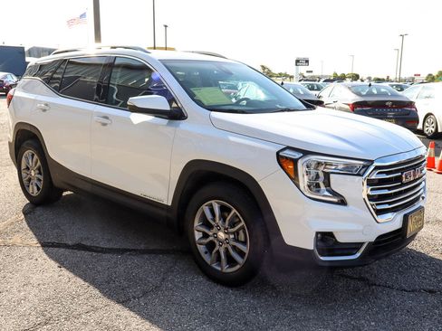 Used 2024 GMC Terrain SLT AWD/4WD image 3