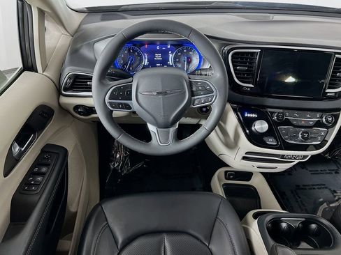 Used 2023 Chrysler Pacifica Touring-L FWD image 19