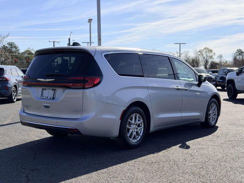 Used 2024 Chrysler Pacifica Touring-L image 21