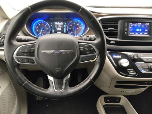Used 2017 Chrysler Pacifica Touring-L FWD image 22
