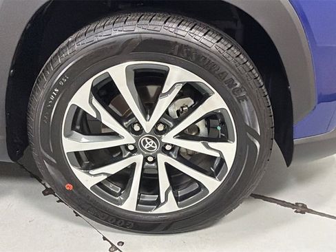Certified 2025 Toyota Corolla Cross XLE image 21