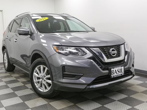 Used 2017 Nissan Rogue SV w/ SV Premium Package AWD/4WD image 2
