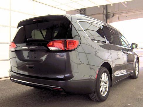 Used 2020 Chrysler Pacifica Touring-L FWD image 2