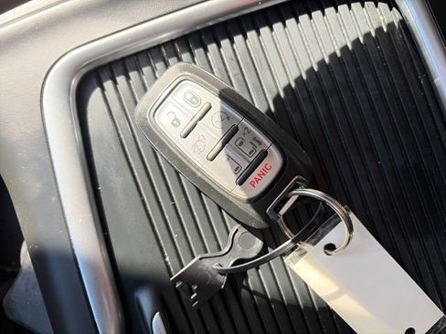 Used 2022 Chrysler Pacifica Touring-L FWD image 53