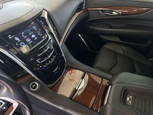Used 2019 Cadillac Escalade ESV Premium Luxury AWD/4WD image 16