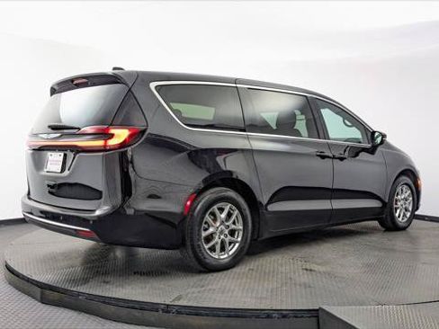 Used 2023 Chrysler Pacifica Touring FWD image 8