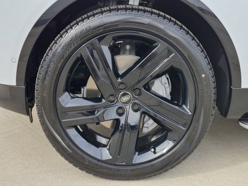 New 2026 Land Rover Discovery Dynamic SE image 10