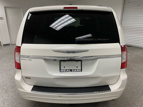 Used 2012 Chrysler Town & Country Touring image 6