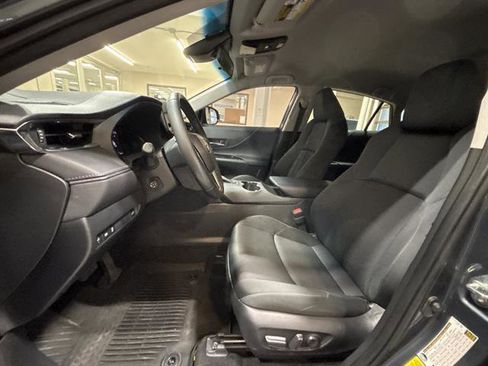 Used 2023 Toyota Venza LE AWD/4WD image 19