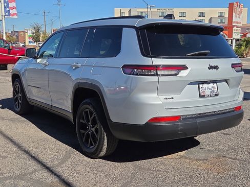 Used 2024 Jeep Grand Cherokee L Laredo image 3