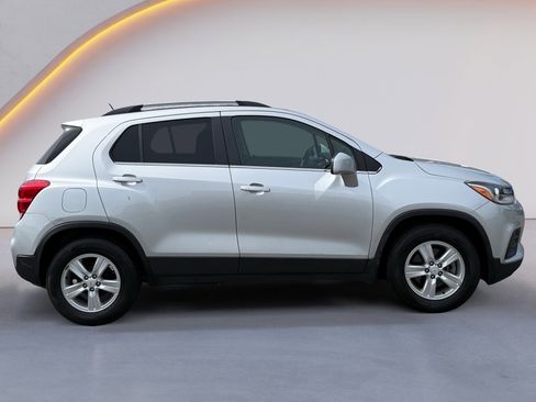 Used 2020 Chevrolet Trax LT w/ Driver Confidence Package FWD image 2