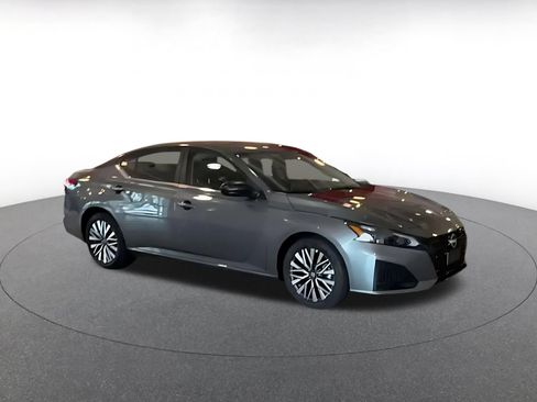 Used 2026 Nissan Altima 2.5 SV FWD image 2