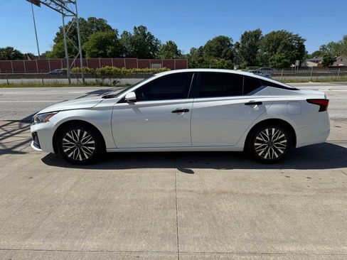 Used 2023 Nissan Altima 2.5 SV FWD image 12