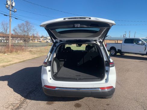 Used 2023 Jeep Grand Cherokee Limited image 29