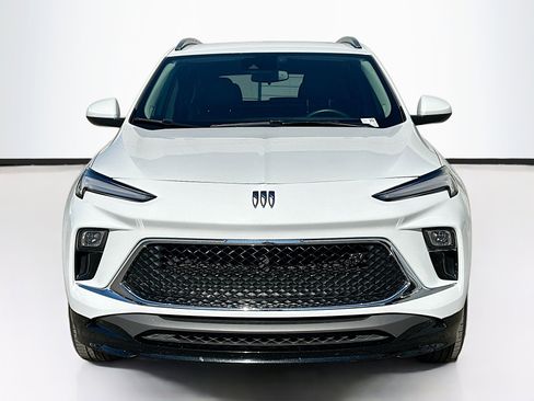 Used 2024 Buick Encore GX Sport Touring image 2