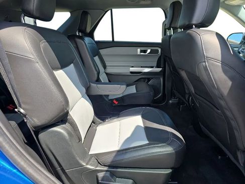 Used 2022 Ford Explorer XLT w/ Equipment Group 202A AWD/4WD image 18
