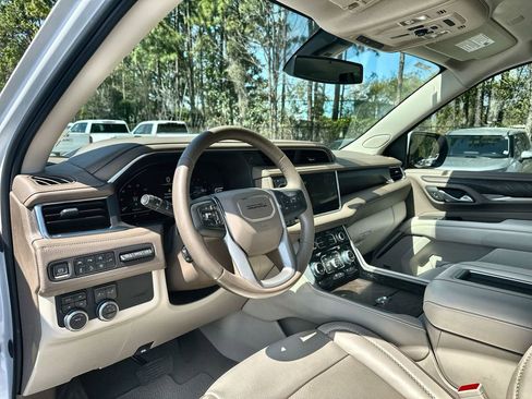 Used 2022 GMC Yukon XL Denali image 10