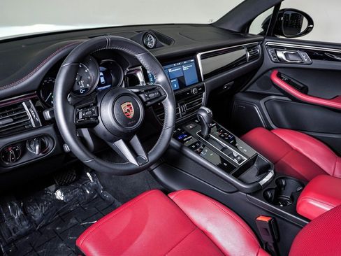 Certified 2025 Porsche Macan image 4