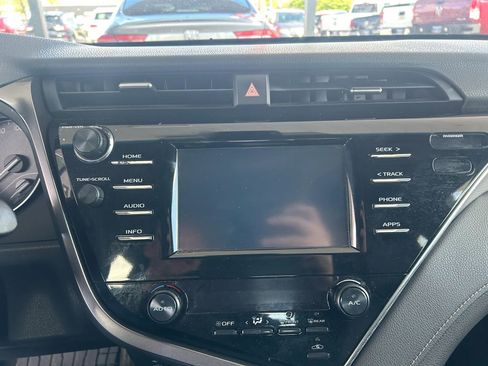 Used 2018 Toyota Camry SE FWD image 14