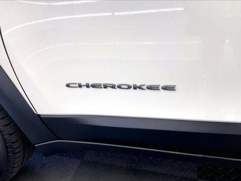 Used 2019 Jeep Cherokee Trailhawk w/ Cold Weather Group AWD/4WD image 31