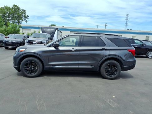 Used 2020 Ford Explorer XLT w/ Comfort Package AWD/4WD image 2
