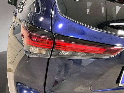 Used 2024 Toyota Highlander XLE AWD/4WD image 23
