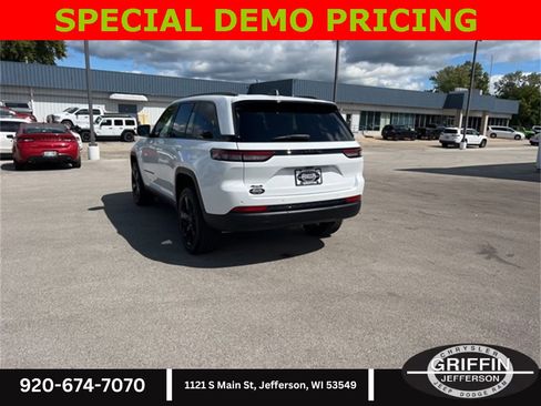 New 2025 Jeep Grand Cherokee Altitude image 11