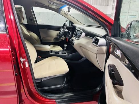 Used 2019 Kia Sorento LX image 32