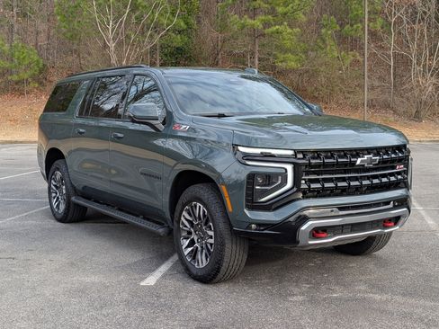 Used 2025 Chevrolet Suburban Z71 w/ Comfort Package image 11