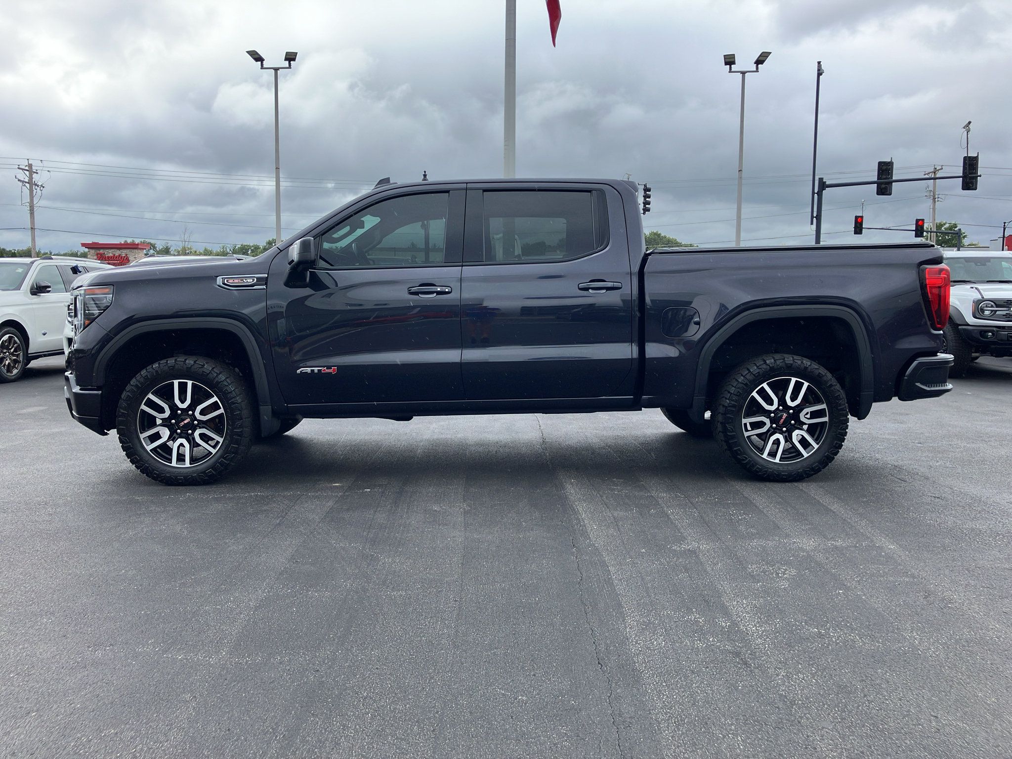 Used 2022 GMC Sierra 1500 AT4 w/ AT4 Preferred Package AWD/4WD image 3