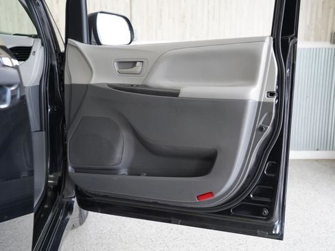 Used 2020 Toyota Sienna L image 33