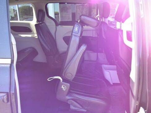 Used 2024 Chrysler Pacifica Touring-L FWD image 39