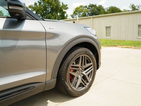 Used 2025 Ford Explorer ST-Line w/ ST-Line Street Pack AWD/4WD image 18