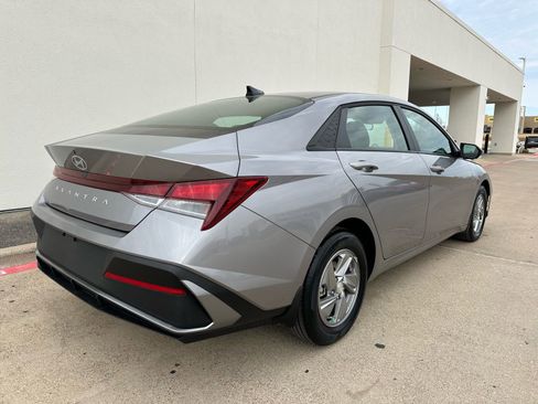 Used 2025 Hyundai Elantra SE image 5