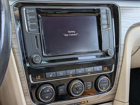 Used 2018 Volkswagen Passat 2.0T SE FWD image 5