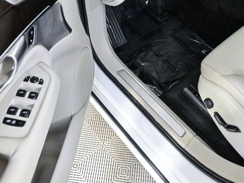 Used 2017 Volvo XC90 T6 Momentum w/ Vision Package image 9