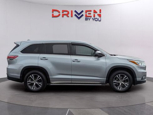 Used 2016 Toyota Highlander XLE FWD image 6